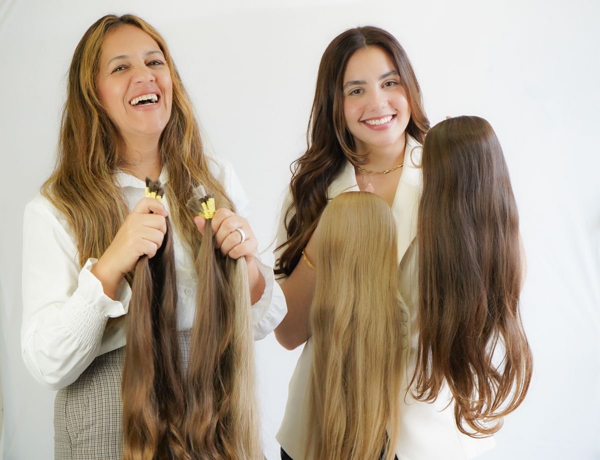Ivonete e Giovana, da Nano Weft Hair, segurando mechas e telas de mega hair