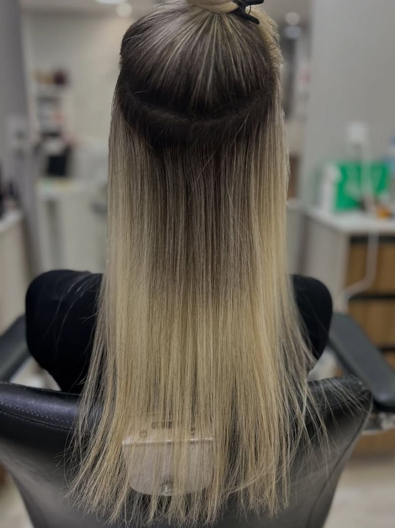Aplicação de tela com a raiz natural e o comprimento loiro